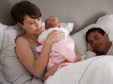 Společný spánek s kojencem Připravte se na 3x častější noční buzení!